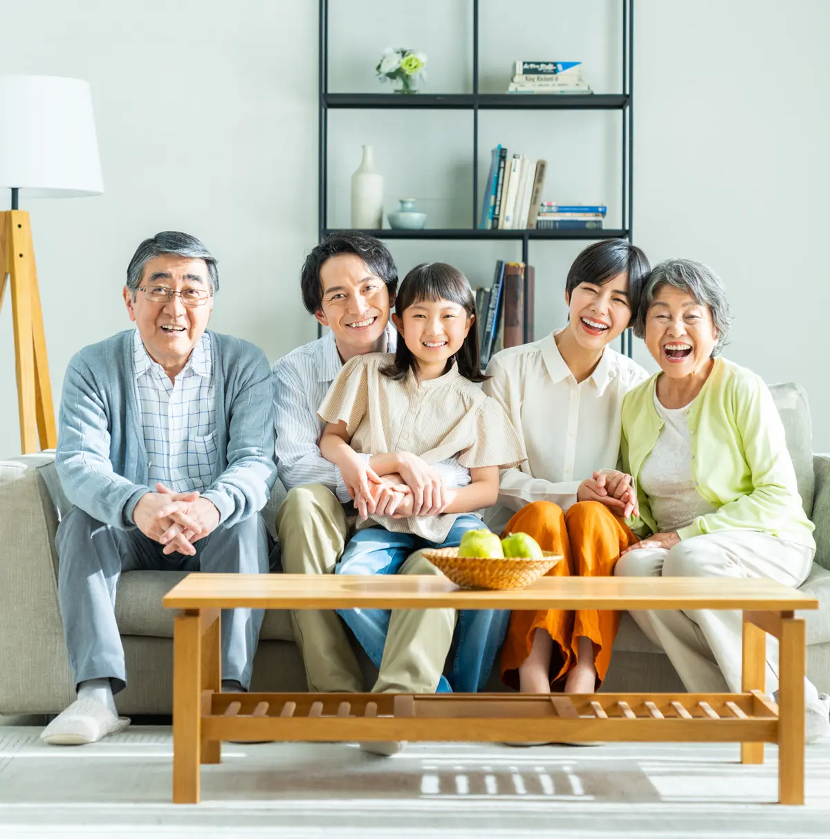 笑顔で過ごす家族